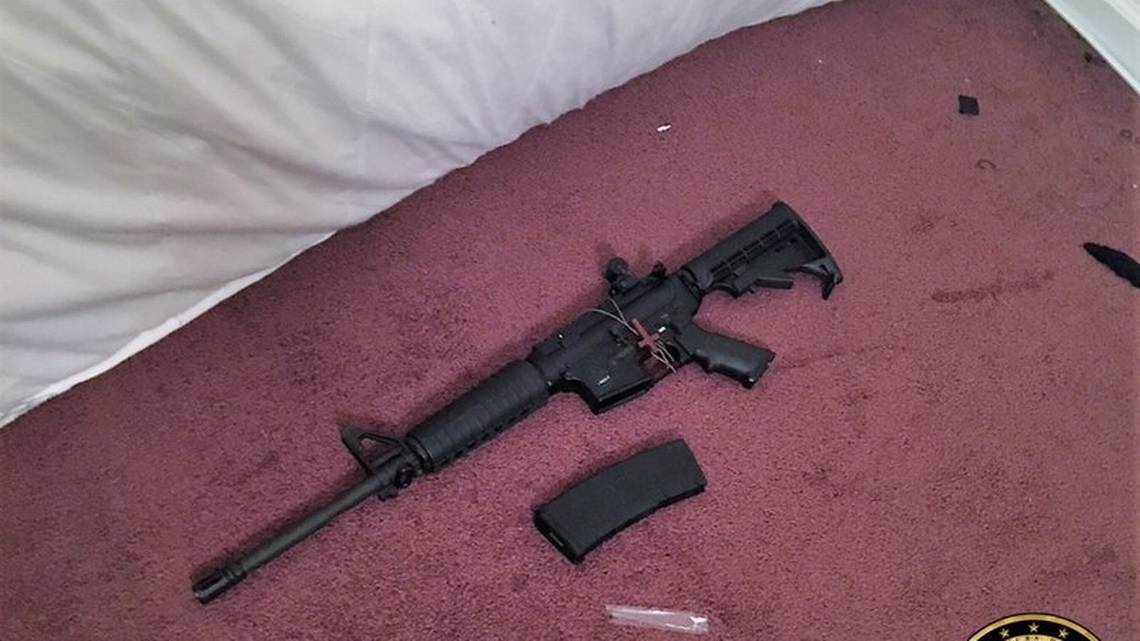 Adolescente roba fusil AR-15 de auto patrullero