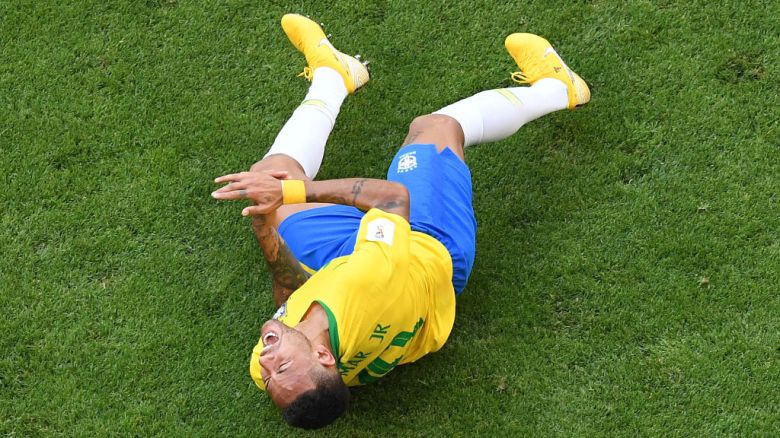 Neymar admite que exagera en supuestas faltas contrarias