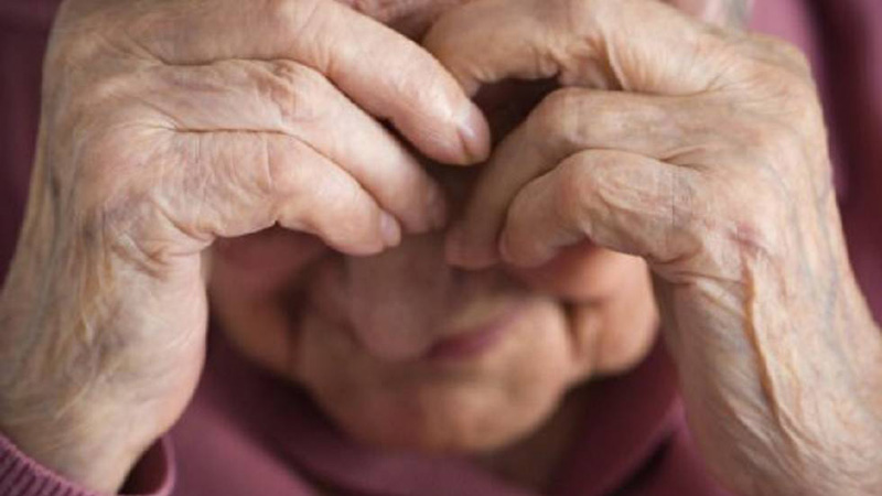 Cuidadora arrestada por patear a anciana de 93 años