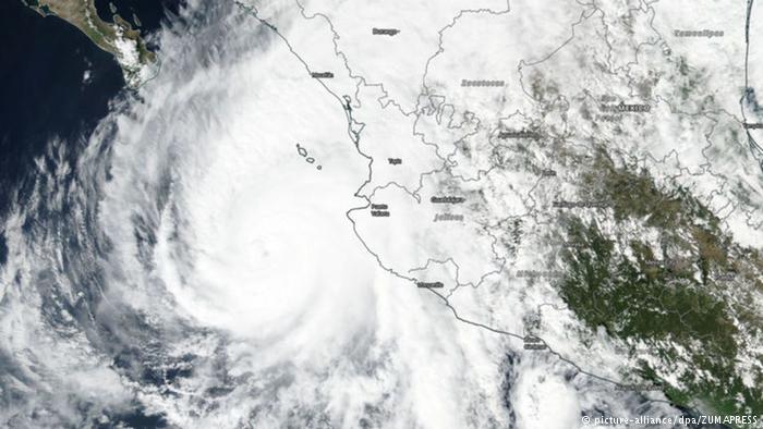 Huracán Willa toca tierra en costas de México