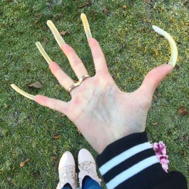 La mujer con las uñas más largas del mundo 2
