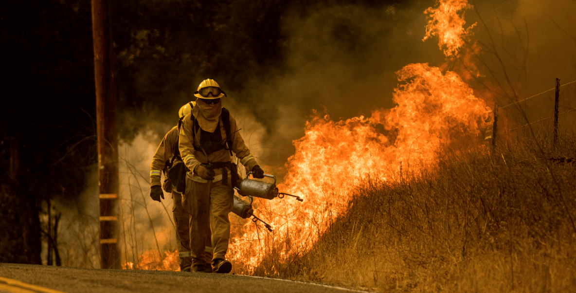 Violentos incendios que asolan California dejan 23 muertos