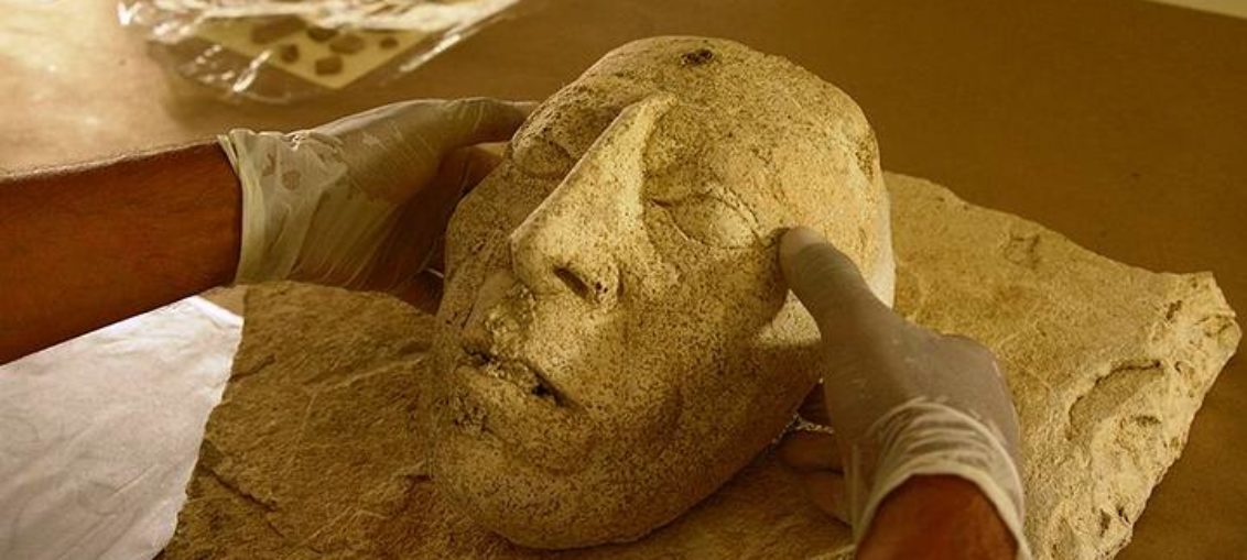 Descubren cabeza de rey maya modelada en estuco