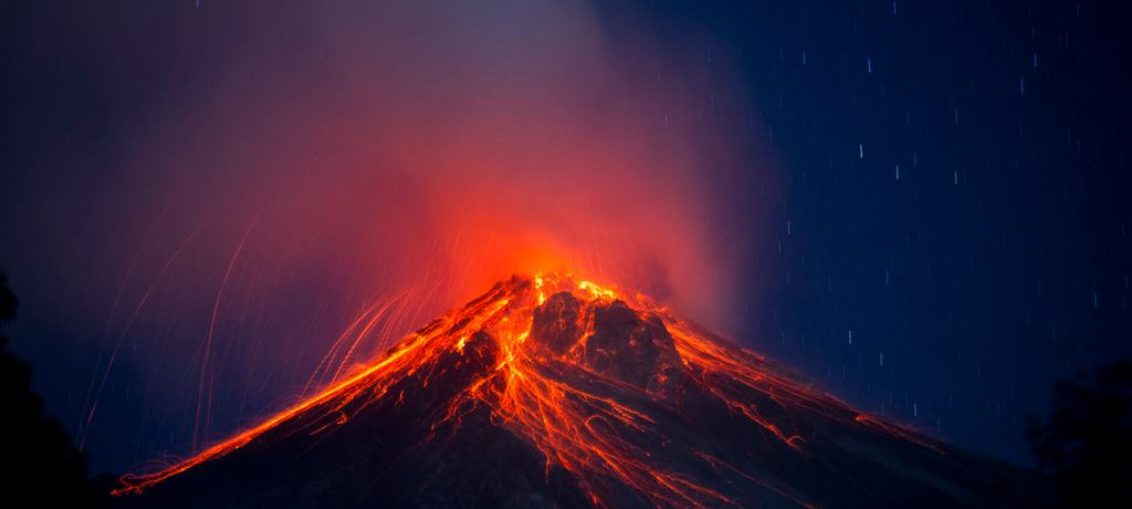 El volcán de Fuego de Guatemala, cuya violenta explosión en junio dejó casi 170 muertos, registra hoy hasta seis explosiones por hora.