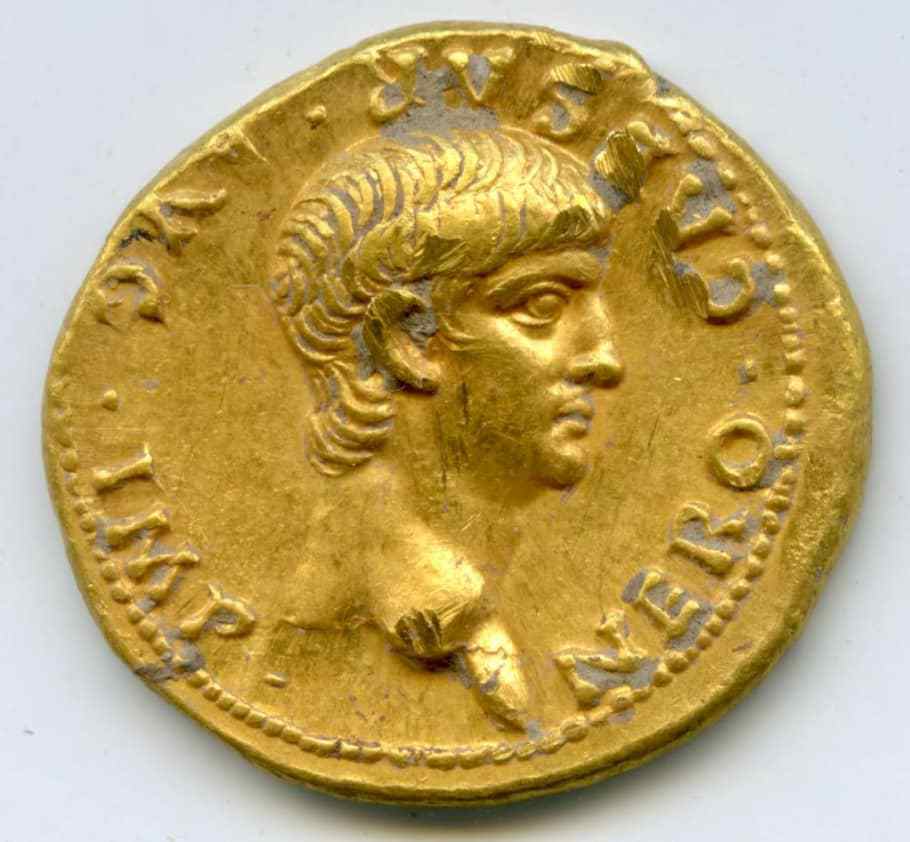 Hallan cientos de monedas romanas en antiguo teatro