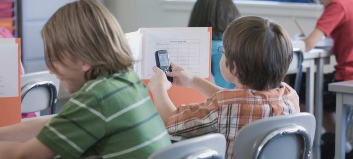 Prohíben a niños galos tener celulares en escuelas