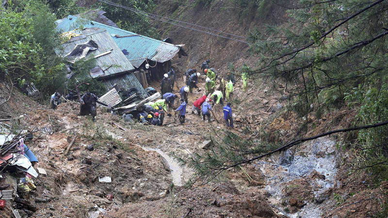 Tifón Manghkhut deja más de 100 filipinos muertos