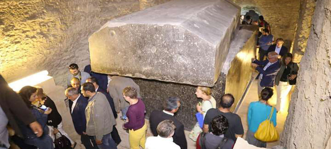 Hallan momias nunca vistas en una cripta de Saqqara, Egipto